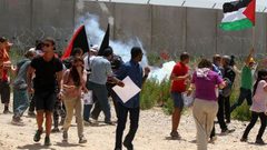 إصابات بالاختناق جراء قمع الاحتلال مسيرة نعلين الأسبوعية