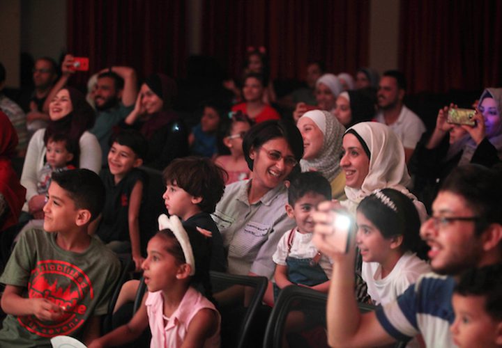 فنانو السيرك الفلسطينيون يؤدون عروضاً أثناء عرض للتسلية في مدينة غزة