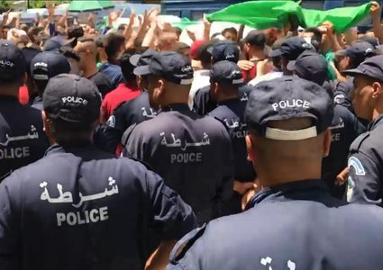 الجزائريون يواصلون الاحتجاج للجمعة الـ 21