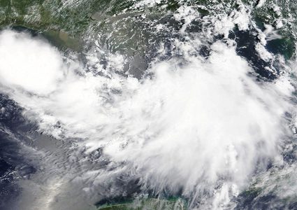 أمريكا.. إعلان حالة الطوارئ مع اقتراب عاصفة استوائية