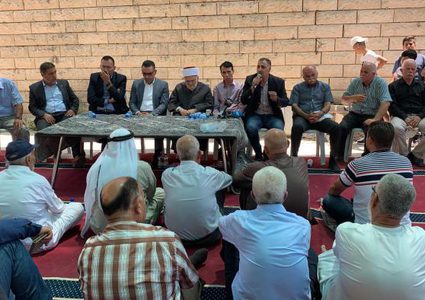 للجمعة الرابعة- مقدسيون يؤدون صلاة الجمعة بواد الحمص