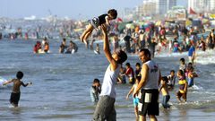 بحر غزة متنفس الغزيين ووجهتهم في ظل الحصار