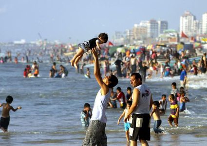 بحر غزة متنفس الغزيين ووجهتهم في ظل الحصار