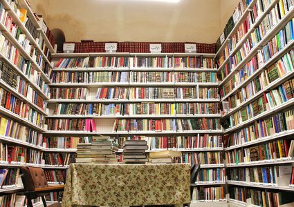 شاب من غزة يحوّل مكتبة بيته الخاصة إلى عامة