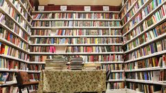 شاب من غزة يحوّل مكتبة بيته الخاصة إلى عامة