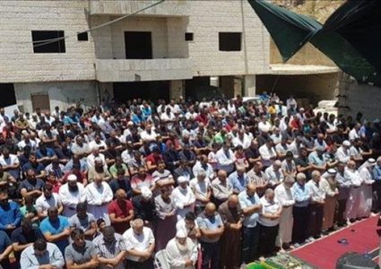 المواطنون يؤدون صلاة الجمعة في وادي الحمص شرق القدس