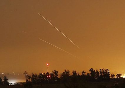 الاحتلال يزعم: سقوط صاروخ على منطقة مفتوحة بغلاف غزة