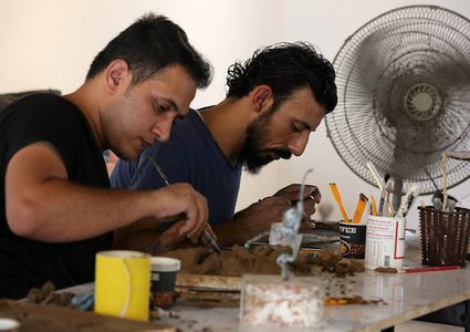 غزة: فنانون فلسطينيون يبدعون في فن النحت على الطين