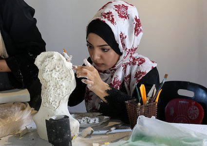 غزة: فنانون فلسطينيون يبدعون في فن النحت على الطين