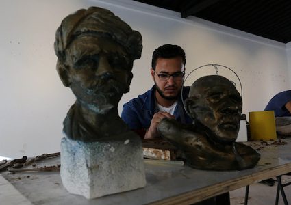 فنانون فلسطينيون يصنعون تماثيل طينية خلال ورشة عمل تدريبية في مركز شبابك للفن المعاصر ، في مدينة غزة .