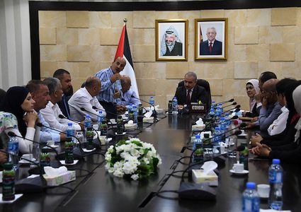 اشتية يطلع على احتياجات قرى شمال غرب القدس