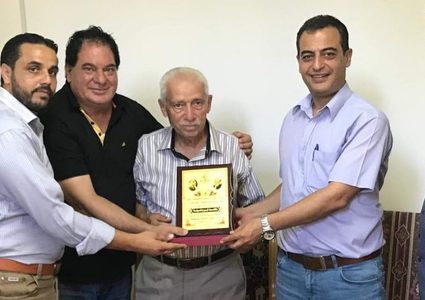 "المكتب الحركي للصحفيين" شمال غزة يكرم الإعلامي طلعت أبو زعنونة