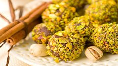 كرات التمر بالفستق