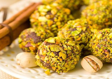 كرات التمر بالفستق