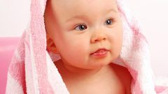 أخطاء شائعة عند تنظيف جسم الأطفال الرضع