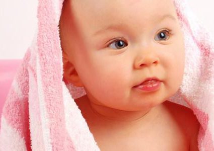 أخطاء شائعة عند تنظيف جسم الأطفال الرضع