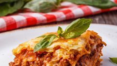 طبقات اللازانيا كيك باللحم والجبن