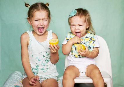 لماذا تقوم بـ"تقطيب" وجهك بعد تذوقك لشيء حامض؟