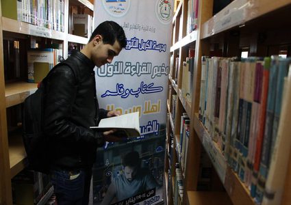 غزي يحول مكتبته الخاصة الى عامة للتشجيع على القراءة