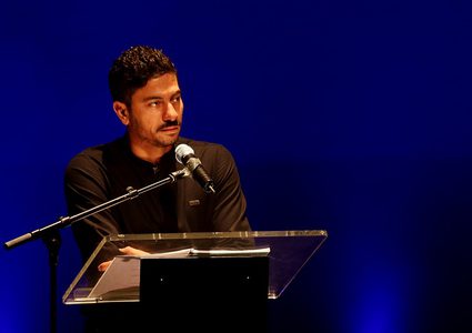 الرئيس يقلد الشاعر مروان مخول وسام الثقافة والعلوم والفنون