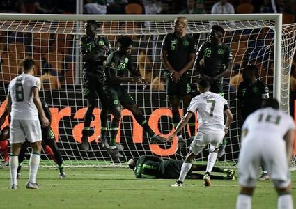 الجزائر تبلغ نهائي أمم إفريقيا بفوز قاتل على نيجيريا