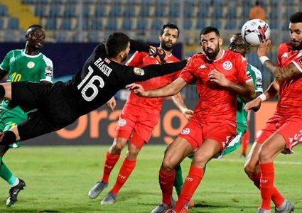 بقرار مثير للجدل وخطأ حارس المرمى.. تونس تودع أمم أفريقيا