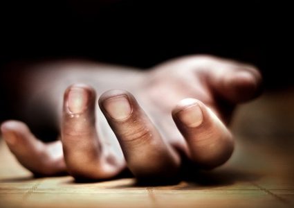 القبض على أم أجبرت ابنتها على العيش مع جثة جدتها ثلاث سنوات