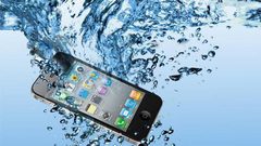 10 أخطاء يجب تجنبها في حال وقع هاتفك في المياه