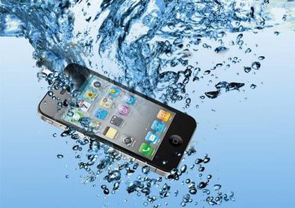 10 أخطاء يجب تجنبها في حال وقع هاتفك في المياه