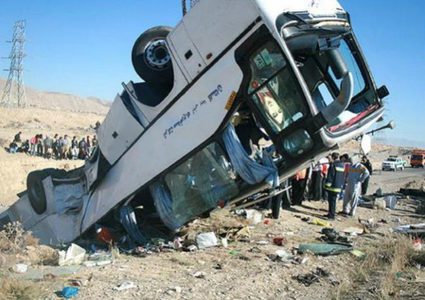 مصرع 12 شخصا جراء انقلاب حافلة جنوب إيران