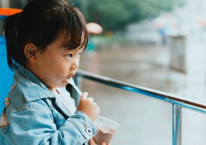 تحذير من خطورة مكون "عال جدا" في أغذية الأطفال