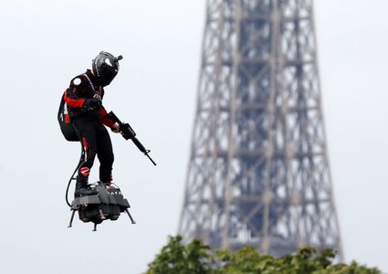 رجل يحلق في السماء بعرض يخطف الأنظار