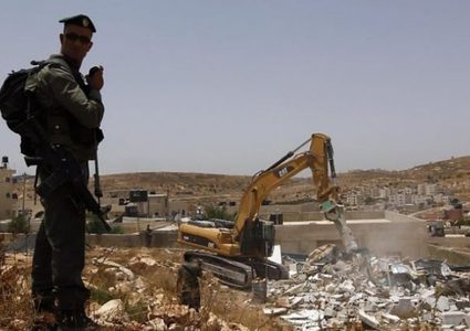 الاحتلال يهدم بركة مياه شرق الخليل