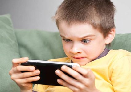 دراسة: إدمان الأطفال على تصفح الهواتف يصيبهم بالإكتئاب