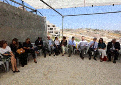 وفد رفيع المستوى يطلع على الأوضاع المأساوية في منطقة وادي الحمص