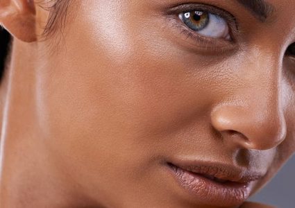 هل تحتاج البشرات الداكنة إلى أي حماية من الشمس؟