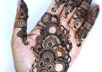 مصر .. سائحة كادت تفقد يدها بسبب الوشم بالحناء!