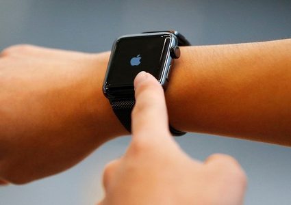 أبرز ميزة في ساعة "أبل" تسهم في التنصت على "آيفون"!