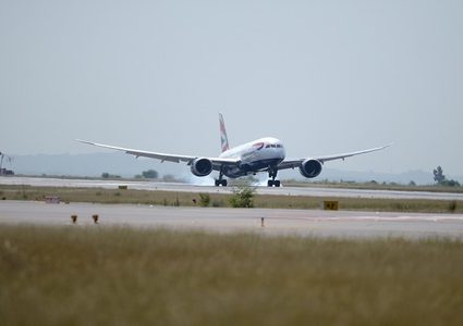 باكستان تفتح مجالها الجوي أمام الرحلات التجارية