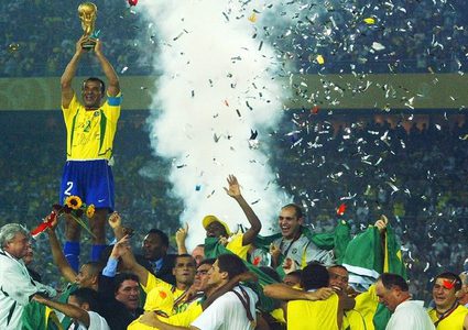 نجم المنتخب البرازيلي السابق يغرق في الديون ويخسر عقاراته