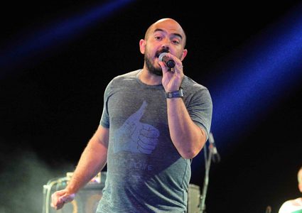 فنان مصري يرفض التصوير مع أحد معجبيه ويتلقّى انتقادات واسعة