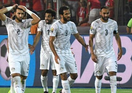 مدرب الفراعنة المقال يفتح النار على "منتخب الهواتف المحمولة"