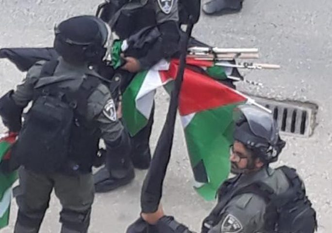 الاحتلال يزيل أعلام فلسطين من بلدة العيساوية