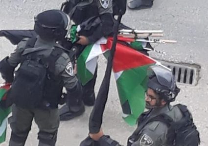 الاحتلال يزيل أعلام فلسطين من بلدة العيساوية