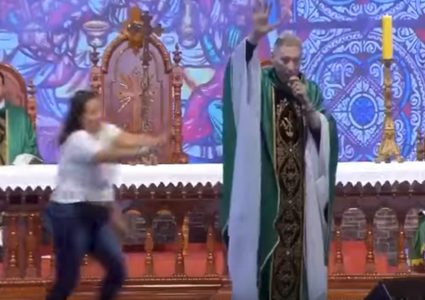 راهب يزعم أن "السمينات لا يدخلن الجنة".. فجاءه الرد الصادم