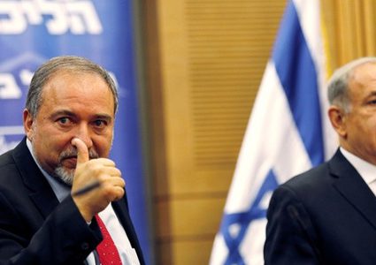 ليبرمان يواصل هجومه على نتنياهو بسبب تحويل الاموال لحماس