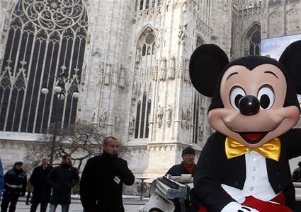 هل تساءلتم يوماً عن سرّ ارتداء "ميكي ماوس" للقفازات؟