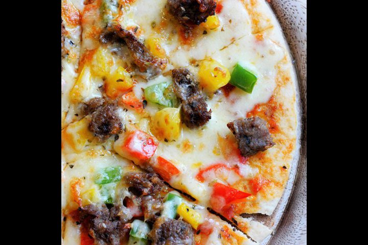 بيتزا باللحم من المطبخ الأمريكي