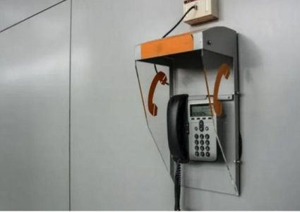 اعلام عبري: ادارة سجن الرامون بدأت بتركيب هواتف عمومية لأسرى حماس