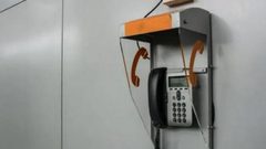 اعلام عبري: ادارة سجن الرامون بدأت بتركيب هواتف عمومية لأسرى حماس